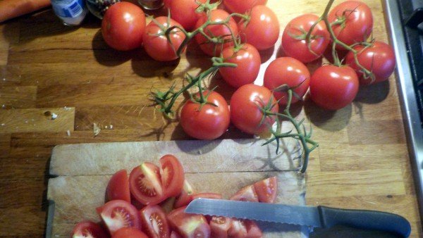 zelfgemaakte vegetarische tomaten-groentesoep