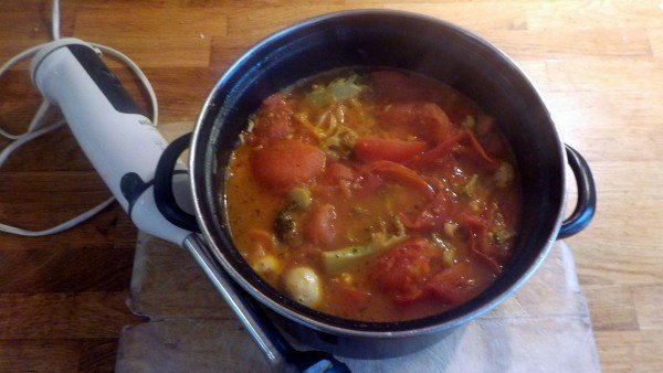 zelfgemaakte vegetarische tomaten-groentesoep