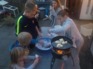 Oliebollen bakken kinderen