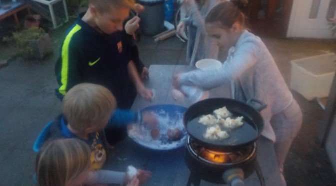 Oliebollen bakken kinderen