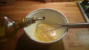 Recept zelfgemaakte mayonaise. Olie toevoegen.