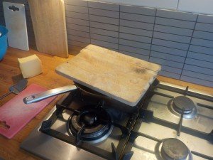 Pannenkoeken bakken met kaas in een koekenpan