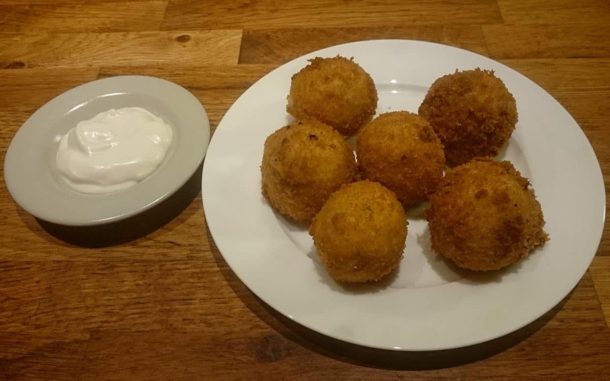 Aardappelbitterballen met mayonaise