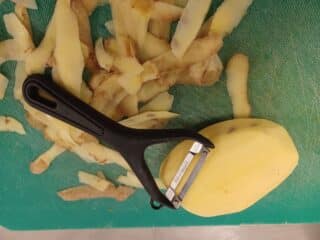 Aardappel schillen voor friet