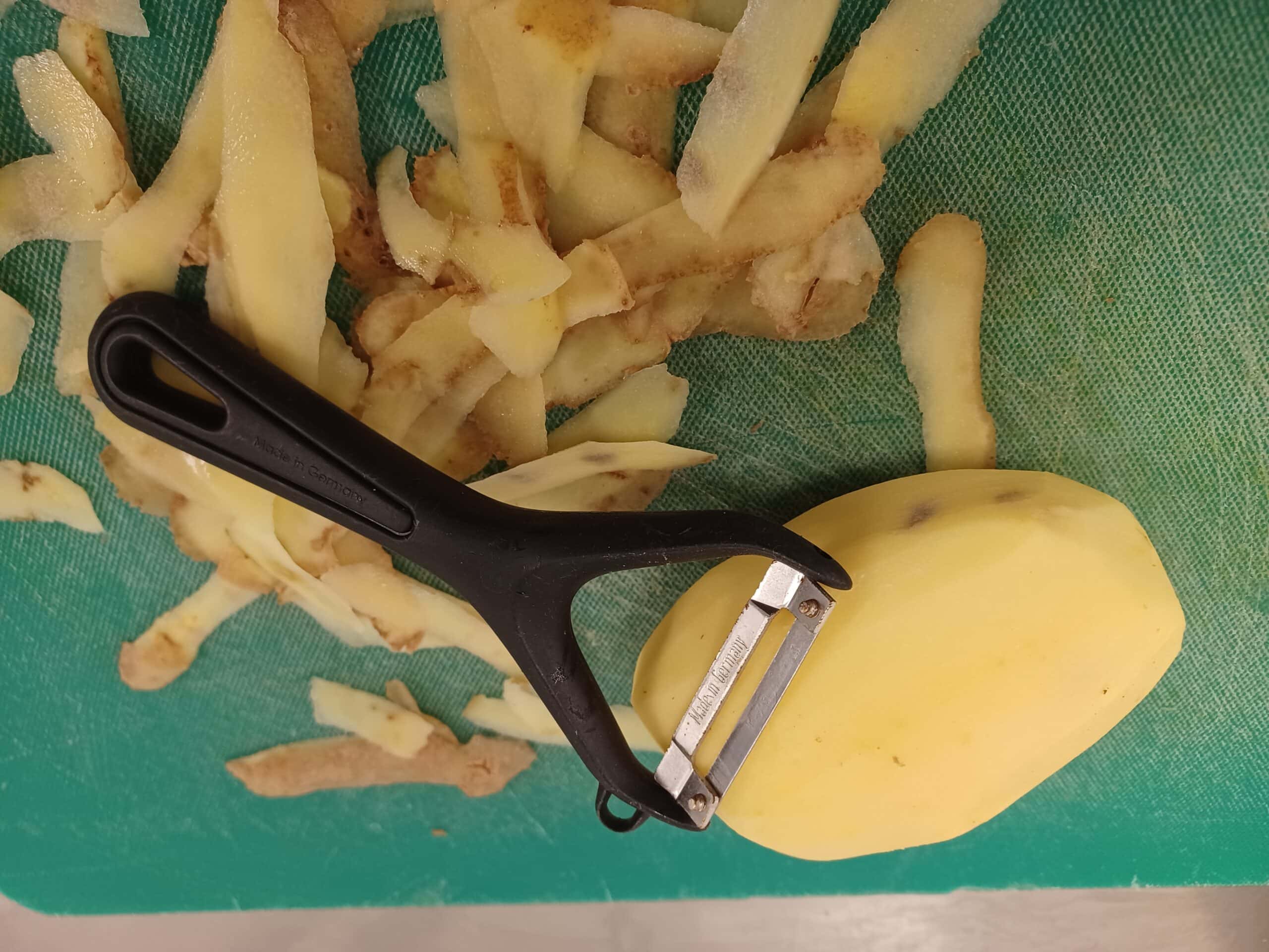 Aardappel schillen voor friet