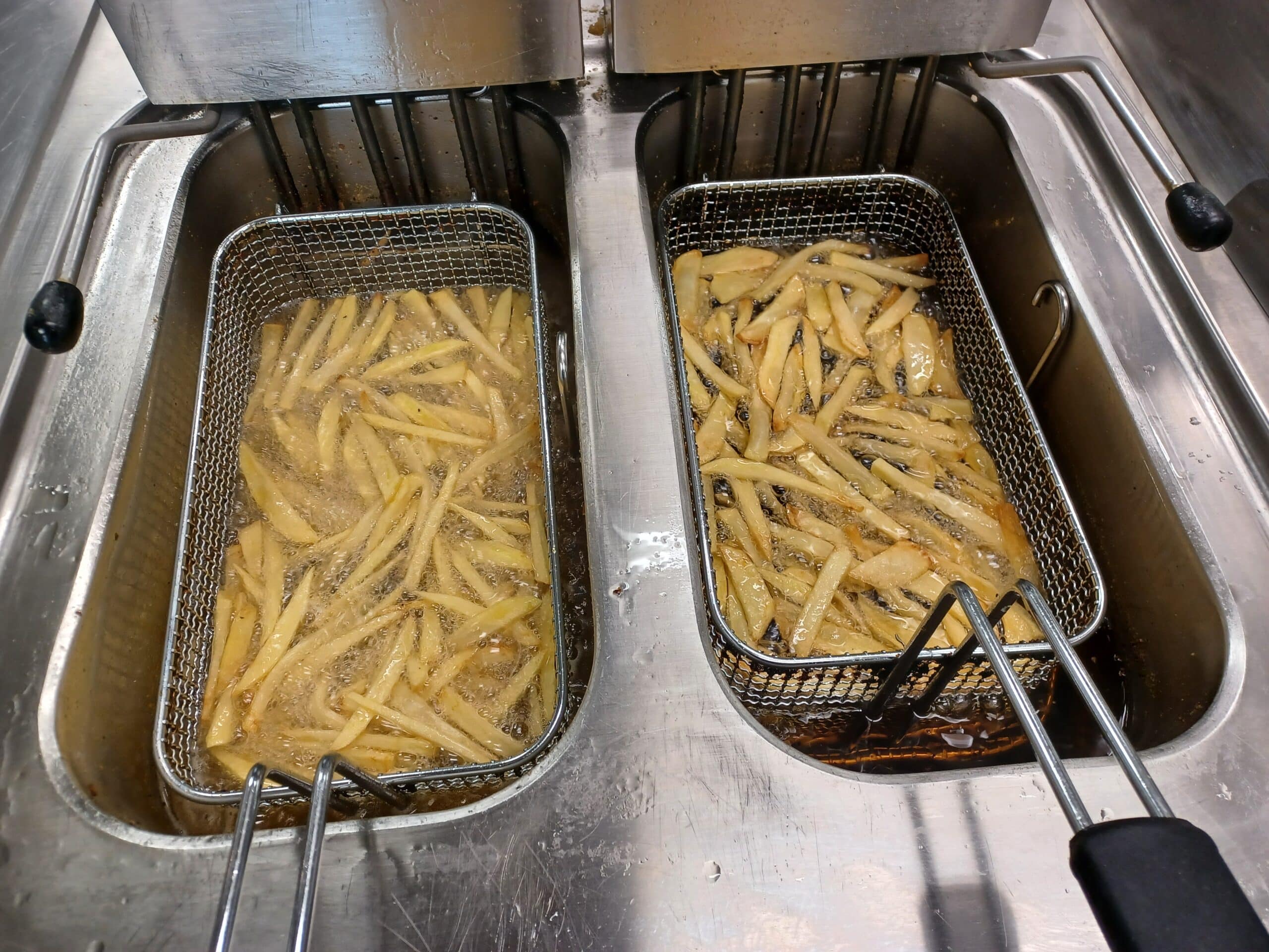 Zelfgemaakte friet frituren